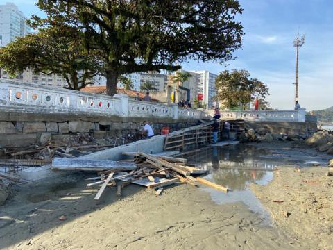 trecho de rampa em obras junto a areia e pedras 