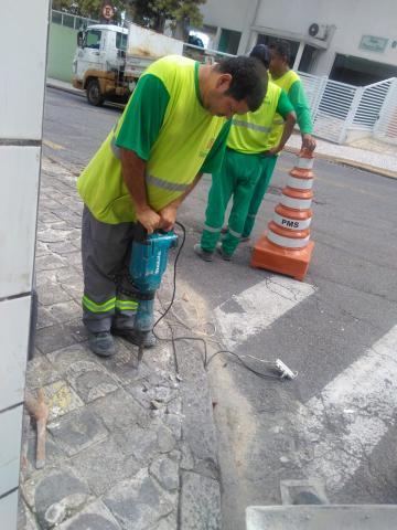 homem usa britadeira para começar a quebrar calçada. #pratodosverem