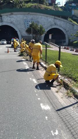 trabalhadores fazendo raspação em jardim na frente do tunel #paratodosverem