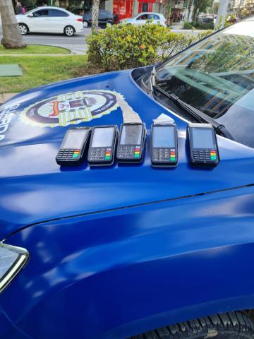 cinco máquinas de cartão sobre viatura da guarda municipal. #paratodosverem