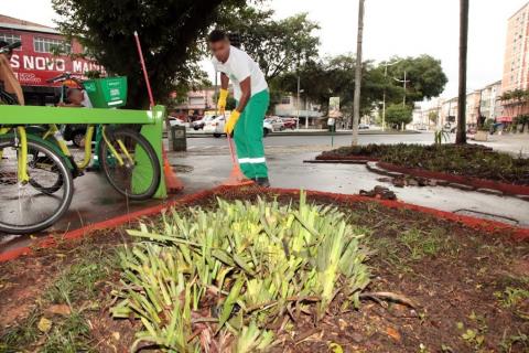 homem limpa jardim. #paratodosverem