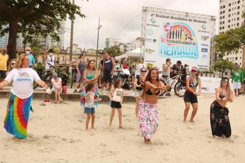 mulheres fazem coreografia na areia. #paratodosverem