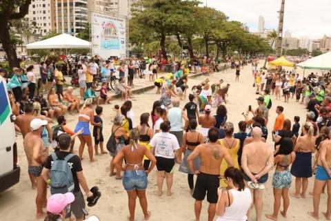 publico assiste a coreografia de mulheres na areia. #paratodosverem