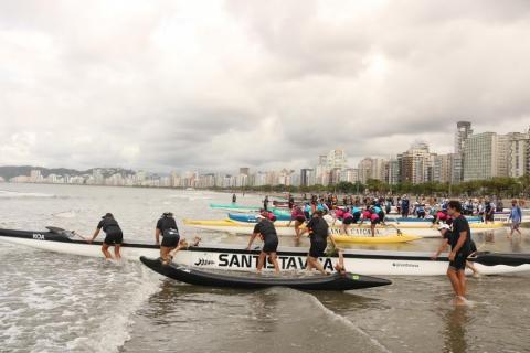largada da mulheres. canoas são empurradas pelas atletas para o mar. #paratodosverem