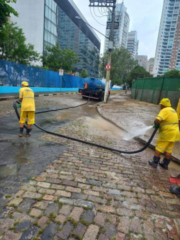 Profissionais realizam limpeza com ajuda de caminhã-pipa. #pratodosverem