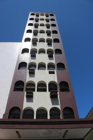 vista geral da fachada do prédio de nove andares. #paratodosverem