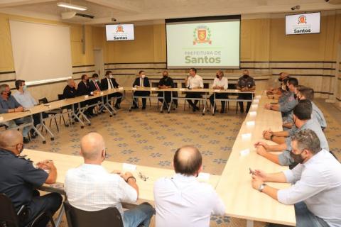 Reunião em diversas autoridades sentadas na mesa #paratodosverem