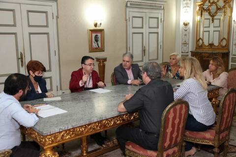 Representantes da Prefeitura, Câmara e Unifesp sentados em reunião no salão nobre. #paratodosverem