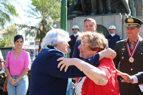 Professora Wilma Terezinha recebe medalha da Associação dos Combatentes.