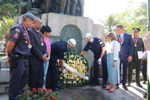 Deposição de flores no monumento Filho de Bandeirantes com autoridades civis e militares..