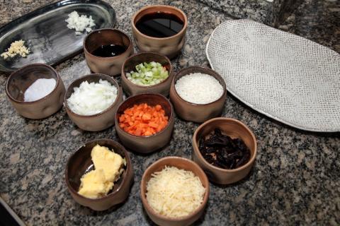 ingredientes separados em pequenos recipientes. #paratodosverem