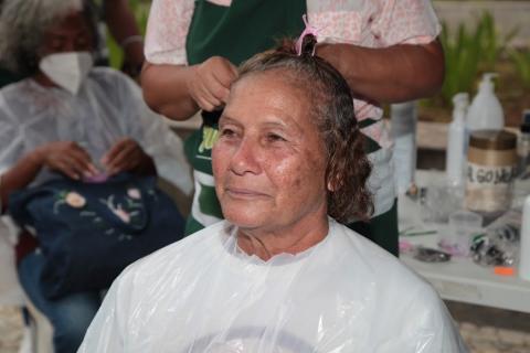 pessoa corta o cabelo de mulher #paratodosverem