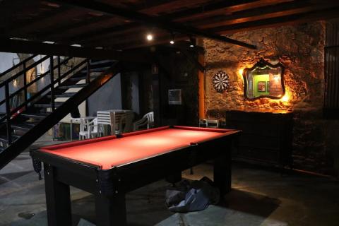 mesa de sinuca em bar #paratodosverem