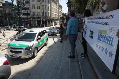 Táxis perfilados na rampa da prefeitura #paratodosverem 