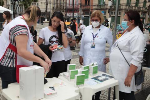 Mulheres observam mesa na praça #paratodosverem