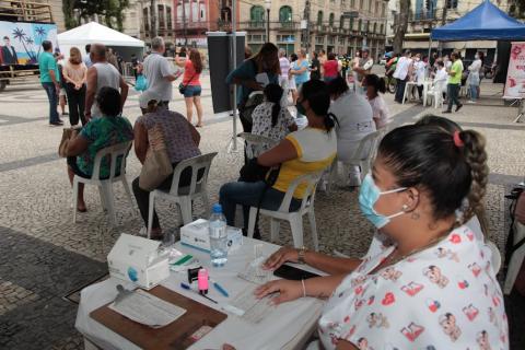 mulheres sentadas em cadeiras na praça #paratodosverem