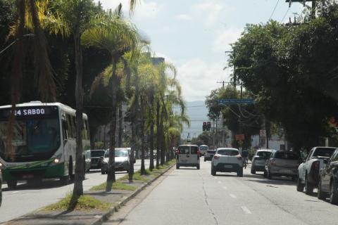 imagem da avenida com carros e motos em trânsito nas duas faixas #paratodosverem