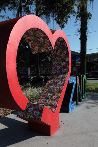 monumento colorido na praça #paratodosverem