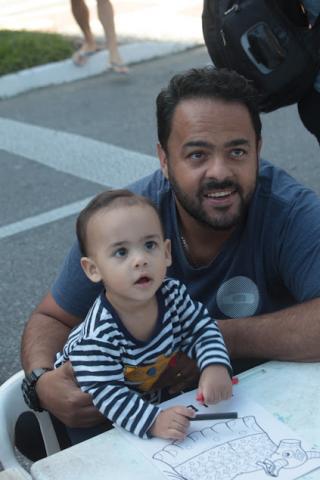 Tadeu segura o filho Miguel, de um ano e três meses. #paratodosverem 