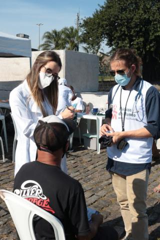 duas  médica atendem homem sentado #paratodosverem