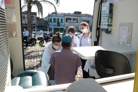 homem atendido em ambulância #paratodosverem