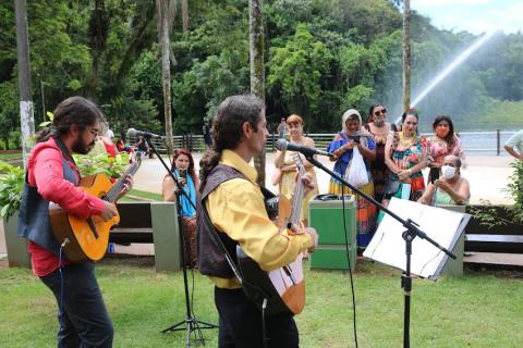 músicos tocando #paratodosverem