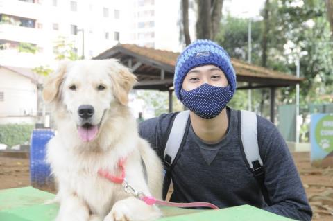 Caio Yudi com um cão. #paratodosverem