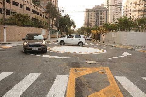 dois carros passando por rotatória. #paratodosverem