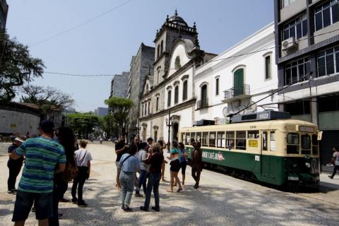 Grupo em frente ao Pantheon dos Andradas perto da estátua de José Bonifácio. #paratodosverem