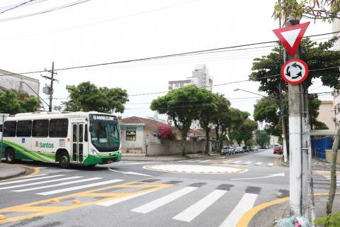 Õnibus passando por rotatória #paratodosverem