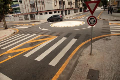 Carro passando por rotatória #paratodosverem