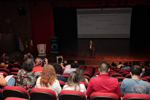 Auditório com várias pessoas sentadas #paratodosverem