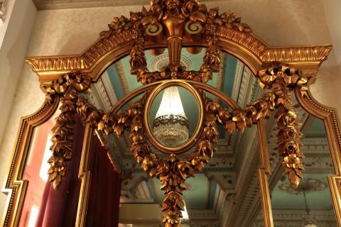 Detalhe em espelho no salão nobre. #paratodosverem
