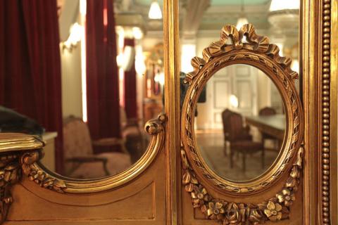 Detalhe em espelho do salão nobre 
