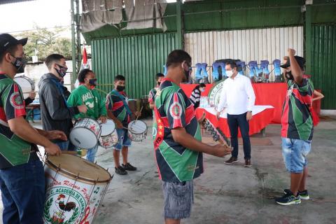 percussionistas tocam seus instrumentos na quadra da escola. #paratodosverem
