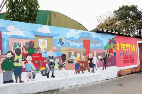 Fachada da escola com desnhos grafitados. #paratodosverem