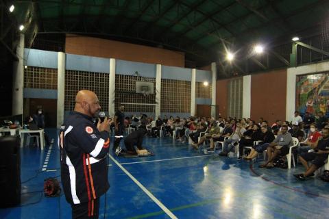 agente do samu está em pé falando ao público. #paratodosverem