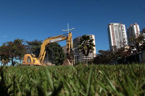 Imagem da grama em primeiro plano e ao fundo um trator. #paratodosverem