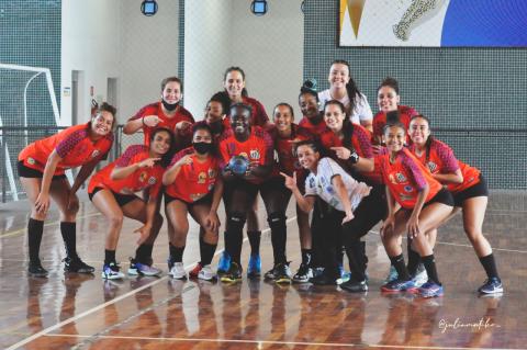 Meninas do time de handebol reunidas #paratodosverem