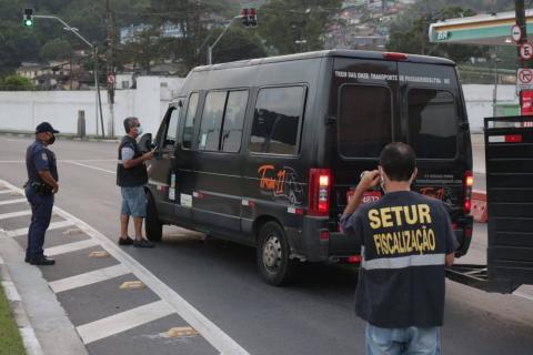 fiscais abordam van em avenida #paratodosverem
