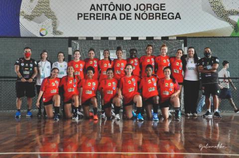 Meninas do time de handebol reunidas #paratodosverem