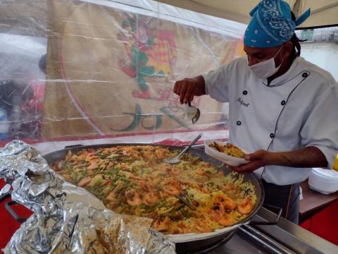 Cozinheiro prepara paella #paratodosverem