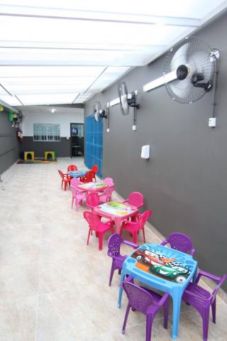 corredor com mesas e cadeiras para crianças #paratodosverem
