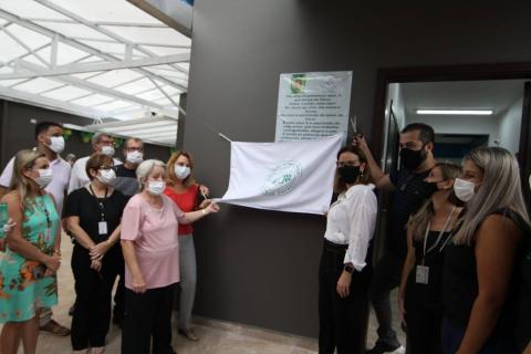 autoridades e funcionários descerrando placa de inauguração #paratodosverem