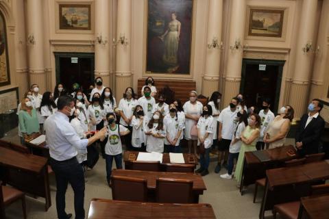 Prefeito fala com alunos dentro da sala princesa isabel #paratodosverem