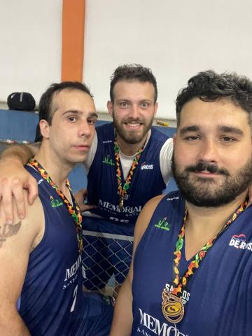 Jogadores de Santos abraçados com medalhas #paratodosverem