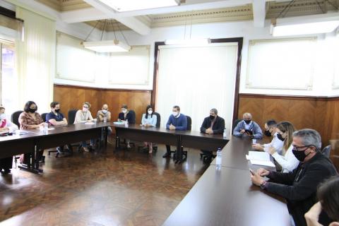 Várias autoridades em reunião em uma sala. #paratodosverem