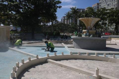 Profissionais trabalhando no piso da fonte do sapo #paratodosverem