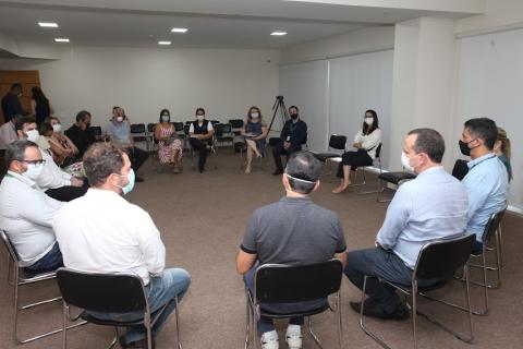 pessoas sentadas em circulo em reunião #paratodosverem