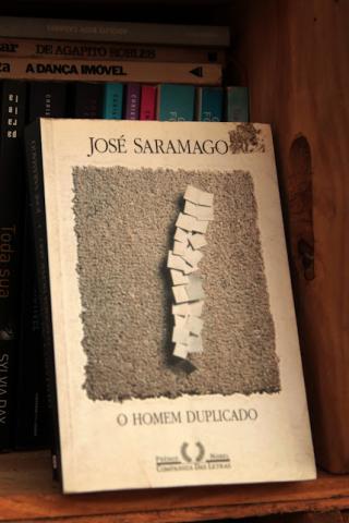 exemplar de livro de José Saramago. #paratodosverem